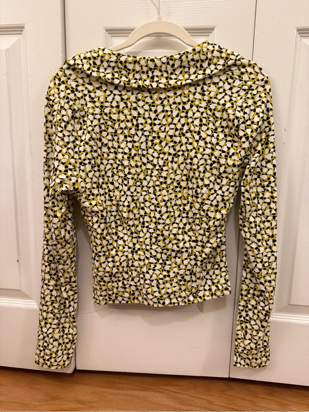 Maeve by ANTHROPOLOGIE Olive & White Ruched Long-Sleeve Top - Picture 2 of 3